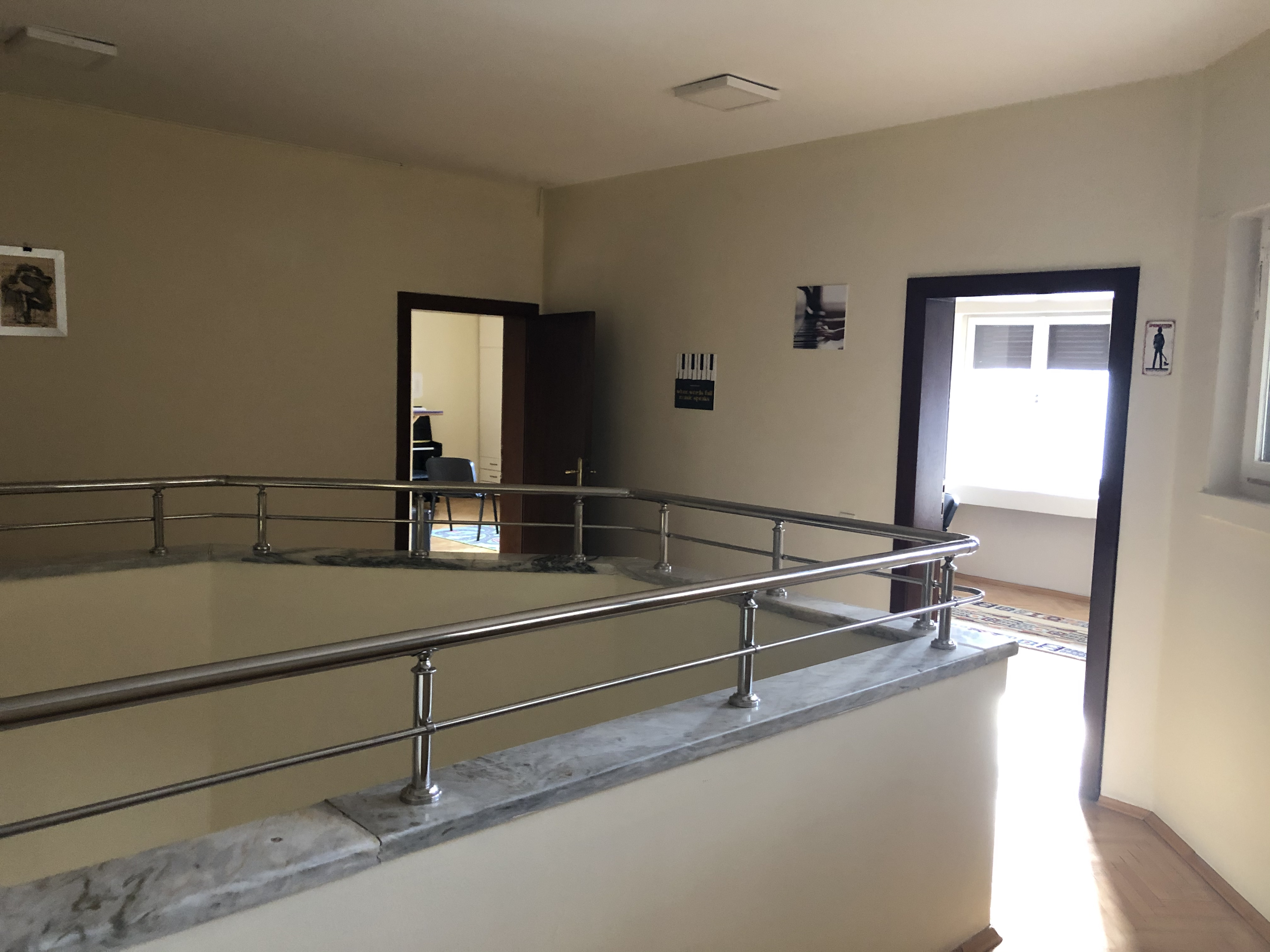 ERG Müzik Akademi balkonu ve akademi ortamı